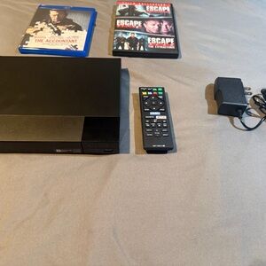 Sony Black Blu-ray/DVD Player with Remote and Power Adapter

*TESTED AND WORKS